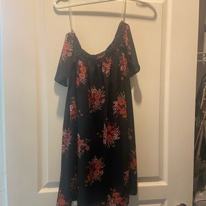 From Sophie and Trey..Off the shoulder floral mini dress size small